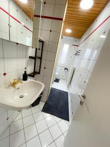 uma casa de banho branca com um lavatório e um chuveiro em Moderne Ferienwohnung Felbbauer #50 em Knittelfeld