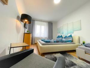 - un salon avec un lit et un canapé dans l'établissement Moderne Ferienwohnung Felbbauer #50, à Knittelfeld