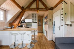 a kitchen in a tiny house with a counter and stools at Appartement 2 chambres Bassin d'Arcachon front de mer, plage du Betey in Andernos-les-Bains