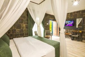 A television and/or entertainment centre at Royal Villa