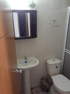 ห้องน้ำของ habitación con baño en bucaramanga-cerca sena-uis