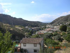 vistas a una pequeña ciudad en las montañas en Apartamento Granada Monachil, en Monachil