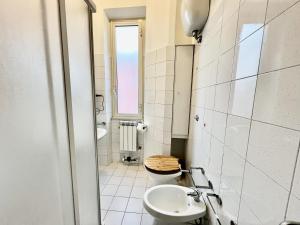 uma casa de banho com um WC e um lavatório em Nonno Gervasio em Roma