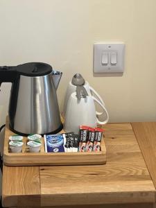 a table with a coffee maker and a tea kettle at Waverley Inn House in Inverness
