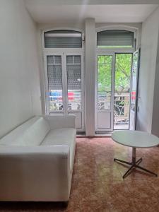 sala de estar con sofá y mesa en Residencial Ideal, en Lisboa