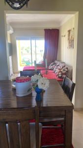 uma mesa de jantar com um sofá e uma sala de estar em Résidence du golf em Fez