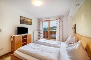 a hotel room with two beds and a window at Stoffnerhof Apt Sonnenblume in Tesido