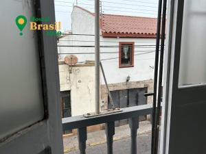 een raam met uitzicht op een gebouw bij Hostal Brasil 1050 in La Serena