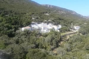 una vista aérea de una casa en una colina en Casa do Tié, en Quinta do Anjo