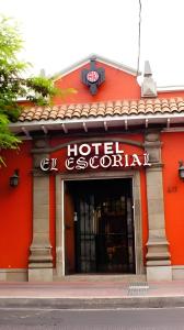 un edificio rosso con un cartello Hotel Golisani sopra di Hotel Escorial a La Serena