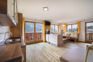 Η κουζίνα ή μικρή κουζίνα στο Stoffnerhof Apt Sonnenblume