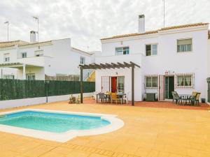 une maison avec une piscine en face d'une maison dans l'établissement Cubo's Casa Rural Daza, à Almogía
