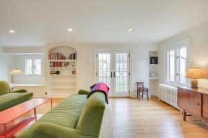 Photo de la galerie de l'établissement Charming Greenwich Escape Near Wooded Trails!, à Cos Cob