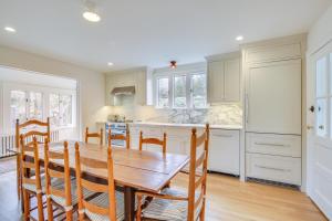 Photo de la galerie de l'établissement Charming Greenwich Escape Near Wooded Trails!, à Cos Cob 24 autres photos