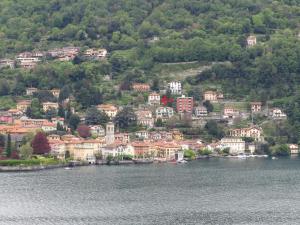 a town on a hill next to a body of water at VILLA MARIA in Torno
