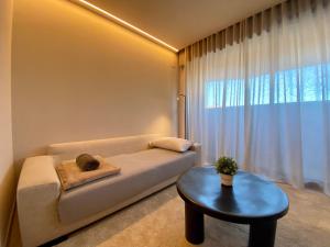 sala de estar con sofá y mesa en Piscina con Glamour, en Murcia