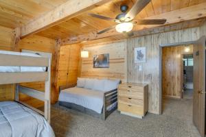 アイランド・パークにあるIsland Park Cabin with Deck about 22 Mi to Yellowstone!のログキャビン内のベッドルーム1室(二段ベッド2組付)