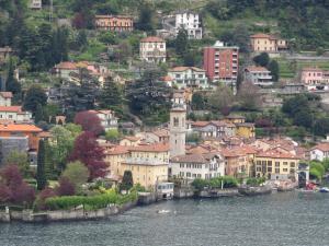 a town on a hill next to a body of water at VILLA MARIA in Torno