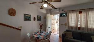 un soggiorno con ventilatore a soffitto e tavolo di Bungalow Manuel 217 en Gran Alacant a Gran Alacant
