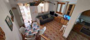 un soggiorno con un tavolo e un divano di Bungalow Manuel 217 en Gran Alacant a Gran Alacant
