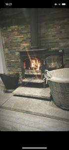 Un horno de ladrillo con fuego. en Pringle cottage, en Clones
