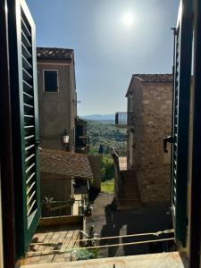 uitzicht op een steeg tussen twee gebouwen bij La Casa dei Nonni in Sasso dʼOmbrone