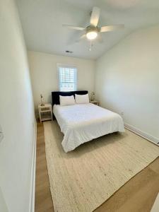 Un pat sau paturi într-o cameră la Brand new townhome! 8 minutes from Liberty