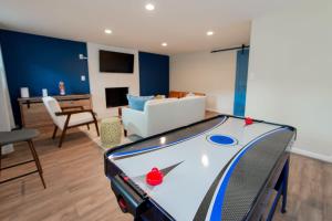 Fotografie z fotogalerie ubytování 5 bedrooms with 4 Full Bath Fire Pit BBQ and Plush Amen on 1 2 acre v destinaci Silver Spring