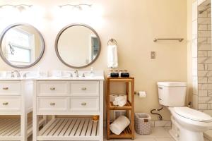 Fotografie z fotogalerie ubytování 5 bedrooms with 4 Full Bath Fire Pit BBQ and Plush Amen on 1 2 acre v destinaci Silver Spring