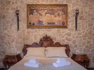 una camera da letto con un letto con due asciugamani sopra di Suite Conte Fernando a Bracciano