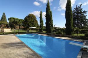 uma piscina num quintal com árvores em Cosy former bakery house with communal swimming pool em Prayssac