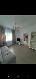 ein großes Wohnzimmer mit Sofa und TV in der Unterkunft Casa Coman in Bogdan Vodă