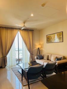 ein Wohnzimmer mit einem Sofa und einem Tisch in der Unterkunft The Grand ward place super luxury 2 bedroom apartment Colombo 7 in Colombo