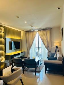 ein Wohnzimmer mit einem Sofa und einem Tisch in der Unterkunft The Grand ward place super luxury 2 bedroom apartment Colombo 7 in Colombo