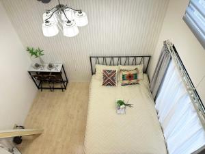 Postel nebo postele na pokoji v ubytování A shinnjuku area 徒步到新宿只需要10分钟徒步到新大久保只需要4分钟复式房间a