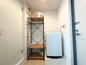 Kuchyň nebo kuchyňský kout v ubytování A shinnjuku area 徒步到新宿只需要10分钟徒步到新大久保只需要4分钟复式房间a