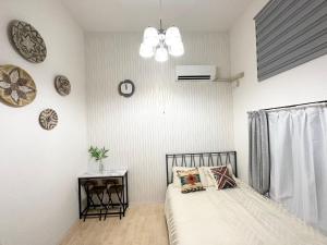 Postel nebo postele na pokoji v ubytování A shinnjuku area 徒步到新宿只需要10分钟徒步到新大久保只需要4分钟复式房间a + 10 fotografií