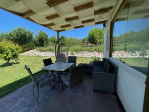 un patio con mesa, sillas y sofá en El BURGO DE OSMA ALOJAMIENTO RURAL VILLA BAGH, en El Burgo de Osma