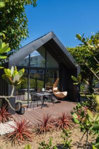 een huis met een patio met een tafel en stoelen bij FONTE SANTA Manor House in Vila Nova de Gaia