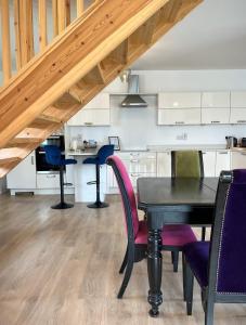 uma cozinha e sala de jantar com uma mesa preta e cadeiras em The Gate House, Kilmullen em Portarlington