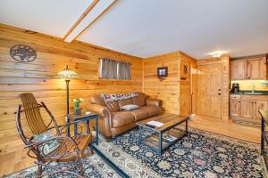 sala de estar con sofá y mesa en Rustic Cabin Apartment in Lake George, NY, en Lake George