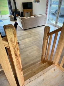 escalera de madera en la sala de estar con sofá en The Gate House, Kilmullen en Portarlington