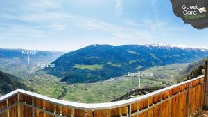 - Balcón con vistas a un valle de montaña en Greiterhof Partschins, en Parcines
