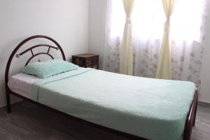 Schlafzimmer mit einem Bett und einem Fenster mit Vorhängen in der Unterkunft HERMOSO APTO EN CLUB HOUSE- RICAURTE CUNDINAMARCA in Ricaurte