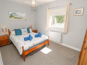 a bedroom with a bed and a window at Willow Cottage in Ventnor