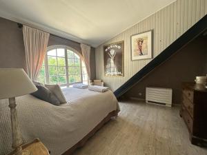 Schlafzimmer mit einem Bett und einem Fenster in der Unterkunft Central Valbonne Villa in Valbonne