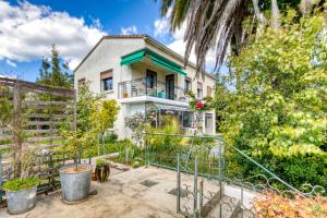 une maison avec un jardin et une clôture dans l'établissement Cocooning à Montpellier, à Castelnau-le-Lez
