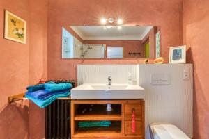 La salle de bains est pourvue d'un lavabo et d'un miroir. dans l'établissement Cocooning à Montpellier, à Castelnau-le-Lez