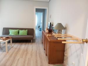 sala de estar con sofá y mesa en apartamento Somo, en Somo