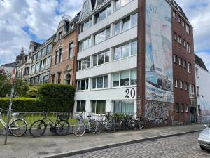 een groep fietsen geparkeerd voor een gebouw bij Blue 2 in Bremen